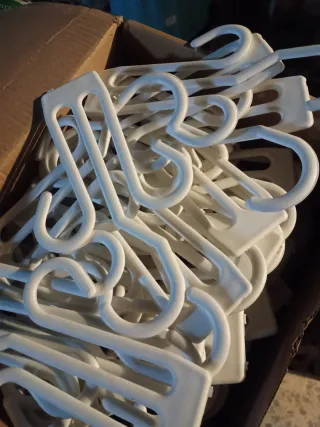 Perchas para pantalones blancas (plástico)