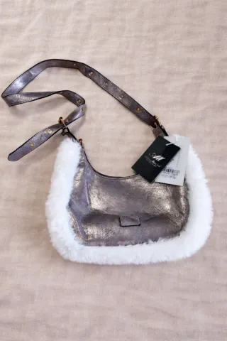 Bolso dorado con detalle de pelo blanco (nuevo)