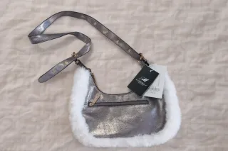 Bolso dorado con detalle de pelo blanco (nuevo)