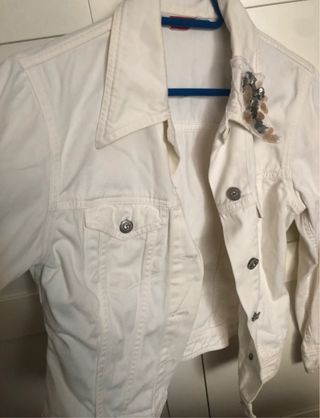 Cazadora vaquera blanca con apliques