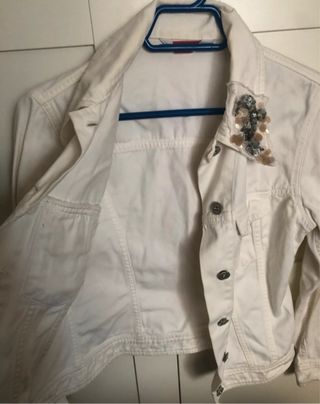 Cazadora vaquera blanca con apliques