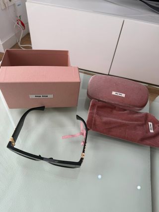 Gafas de sol Miu Miu negras