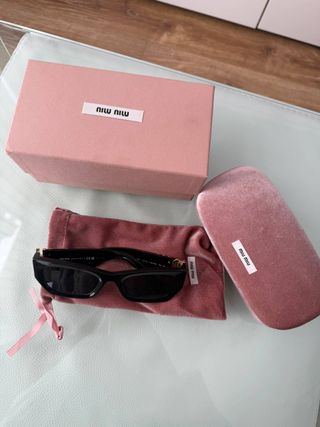 Gafas de sol Miu Miu negras