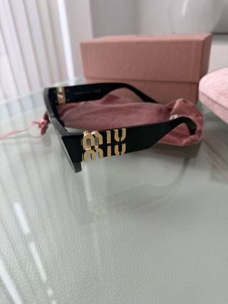 Gafas de sol Miu Miu negras