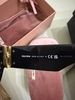 Gafas de sol Miu Miu negras