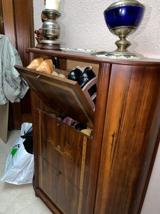 Zapatero de madera y cuero