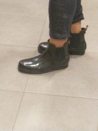 BOTINES DE AGUA NEGRO CHAROL Nº 39 MARCA ANNAFIELD