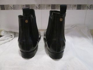 BOTINES DE AGUA NEGRO CHAROL Nº 39 MARCA ANNAFIELD