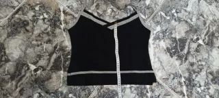 Camiseta negra de tirantes con detalles grises