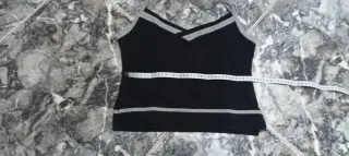 Camiseta negra de tirantes con detalles grises