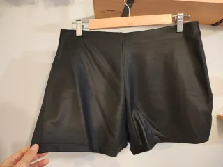 Falda-pantalón efecto piel negra