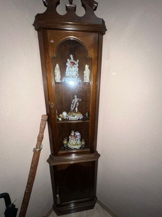 Esquinera de madera y cristal