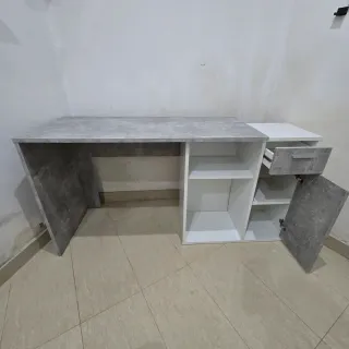 Escritorio gris y blanco con dos posiciones