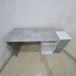 Escritorio gris y blanco con dos posiciones