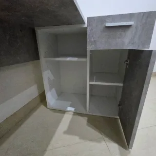 Escritorio gris y blanco con dos posiciones