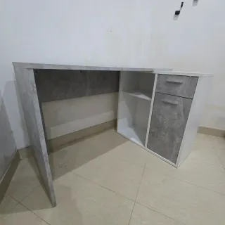 Escritorio gris y blanco con dos posiciones