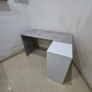 Escritorio gris y blanco con dos posiciones