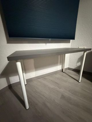 Escritorio gris y blanco