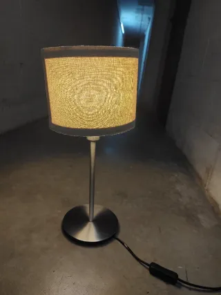 Lámpara de mesa beige y plateada