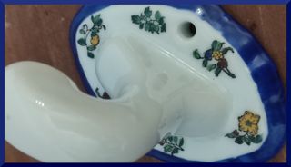 Percha cerámica vintage floral azul