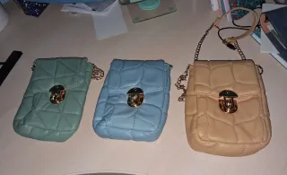 Bolso portamóvil acolchado cadena dorado