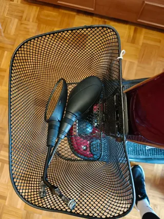 Scooter eléctrico rojo con cesta