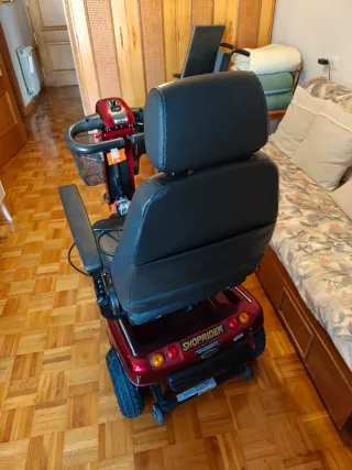 Scooter eléctrico rojo con cesta