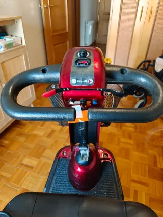 Scooter eléctrico rojo con cesta