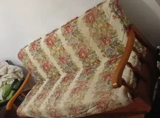 Sofá de estampado floral de 3 plazas.