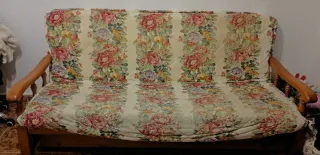 Sofá de estampado floral de 3 plazas.