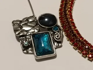 Conjunto collar, pulsera y 4 broches