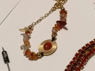 Conjunto collar, pulsera y 4 broches