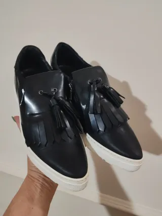 Mocassini neri con frange e zip