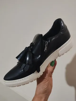 Mocassini neri con frange e zip