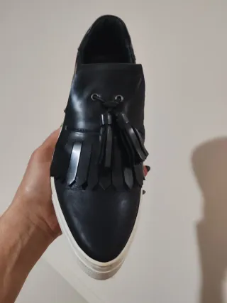 Mocassini neri con frange e zip