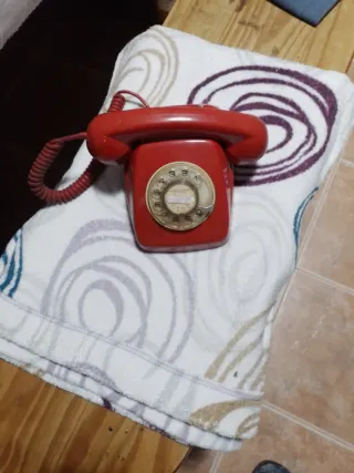 Teléfono antiguo rojo