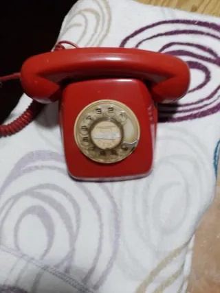 Teléfono antiguo rojo