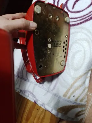 Teléfono antiguo rojo