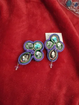 Orecchini viola e verdi