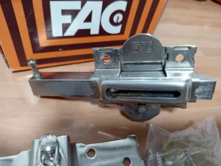 Cerradura/Cerrojo FAC con llaves y tornillos