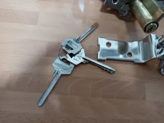 Cerradura/Cerrojo FAC con llaves y tornillos