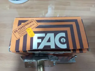 Cerradura/Cerrojo FAC con llaves y tornillos