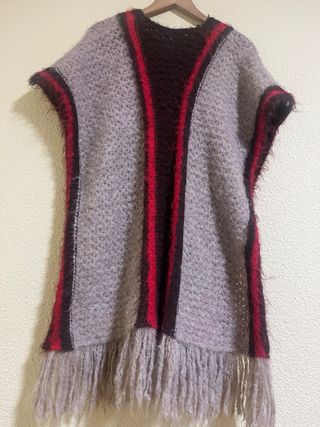 Poncho muy cálido de Zara con flecos