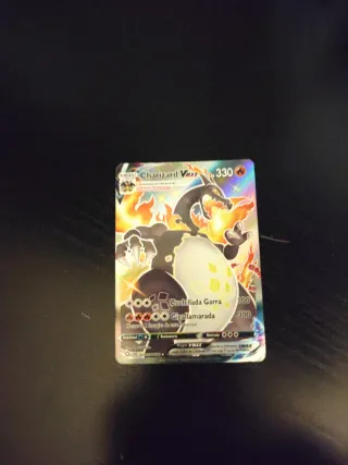 Carta Pokémon Charizard VMAX