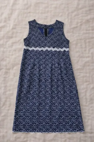 Vestido azul marino bordado con forro