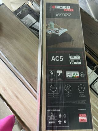 Tarima flotante madera clara material calidad