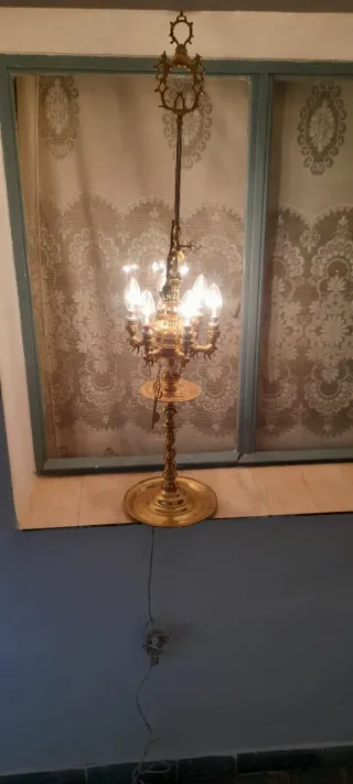 Lámpara antigua de metal dorada