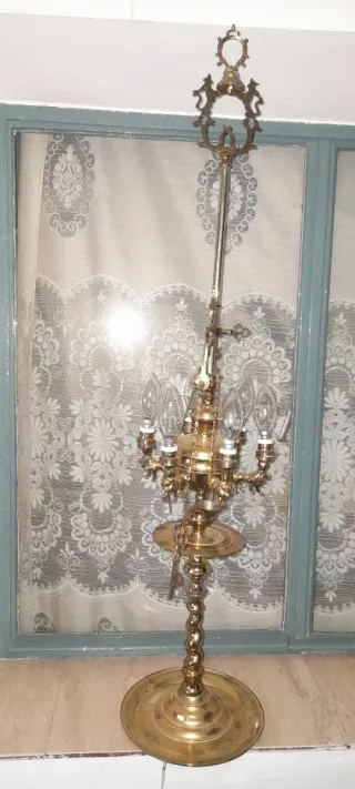 Lámpara antigua de metal dorada