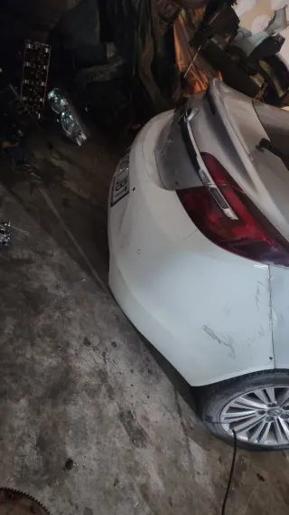 Para golpe trasero por la insignia 2016