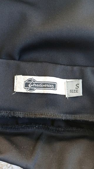 Falda tubo negra con detalles